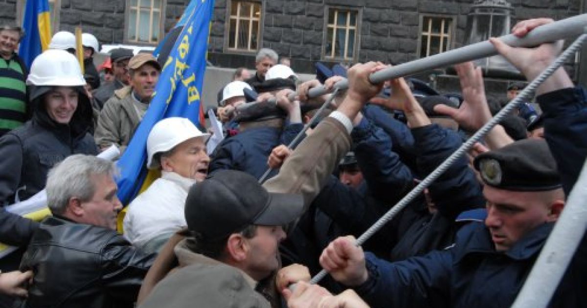 Шахтарі з Луганської області провели в Києві акцію протесту проти свавілля "вугільної мафії" / © УНІАН