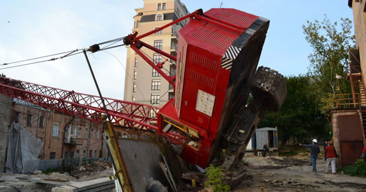 На дах будинку в центрі Києва впав будівельний кран / © Київські новини