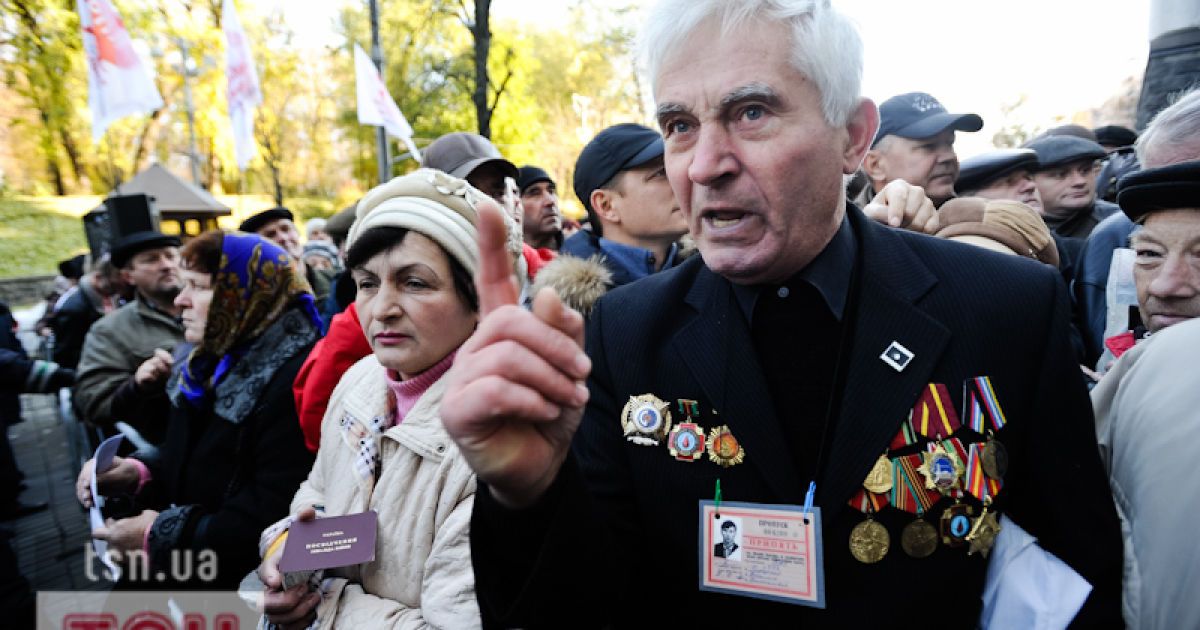 Сотні чорнобильців під Кабміном вимагають підняти їм пенсії
