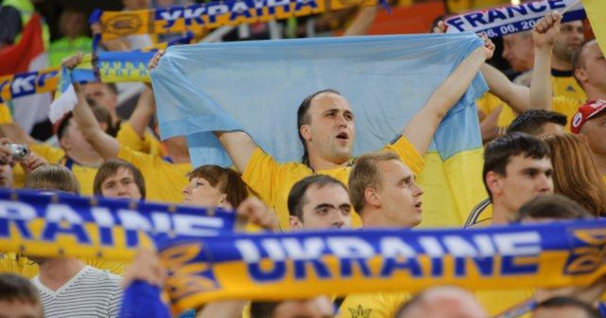 Збірну України підтримають 700 фанатів