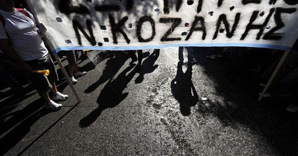 Греція, Афіни. Грецькі таксисти тримають банер під час страйку в центрі Афін. Тисячі власників таксі виступили проти лібералізації їхнього сектора. / © AFP
