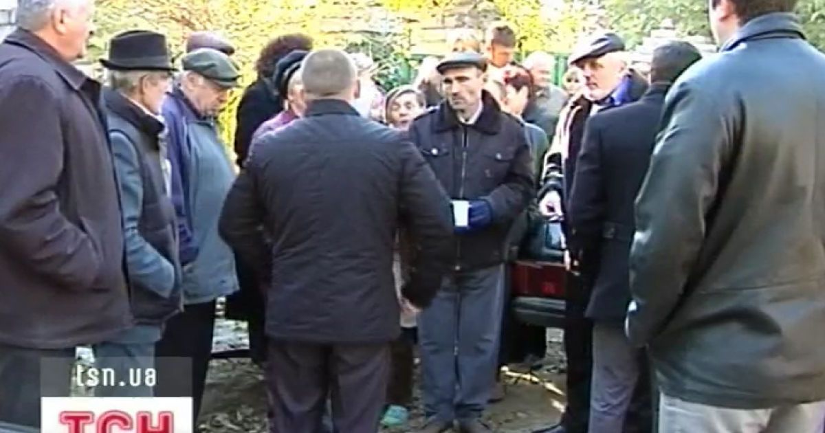 Подружжя інвалідів з дитиною викидають з хати через шахраїв