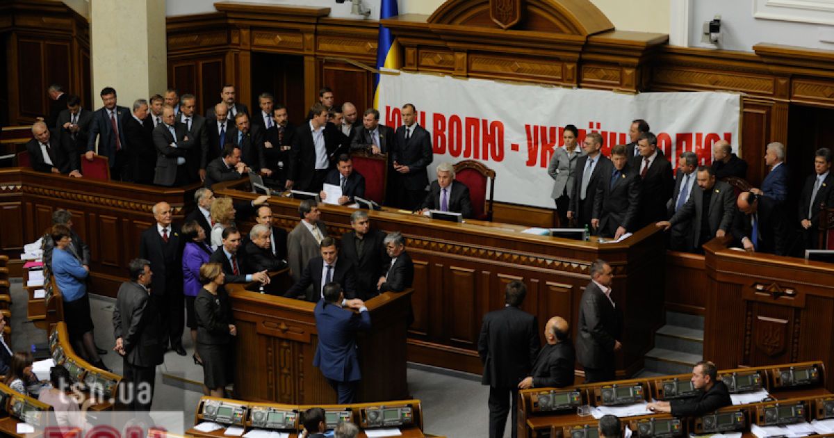 Після перерви спікер Ради Володимир Литвин оголосив про зняття з розгляду законопроекту.