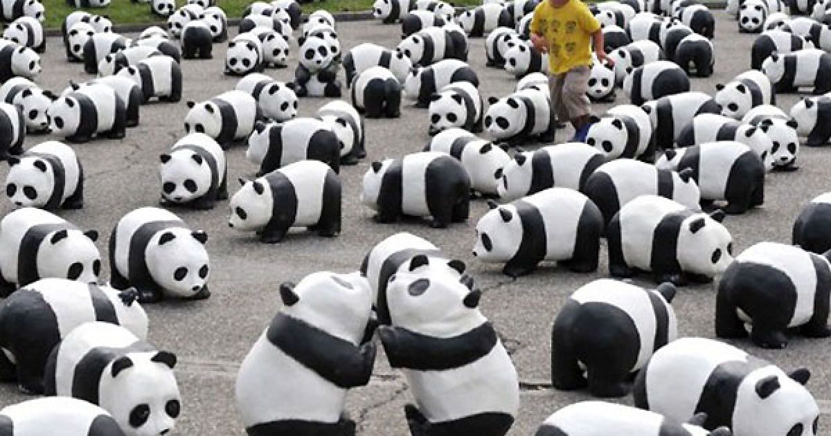 Швейцарія, Женева. Дитина бігає серед 1600 фігурок панд з пап'є-маше, які виставили на березі озера у Женеві члени Всесвітнього фонду дикої природи. Панди присвятили 50-річчю організації. / © AFP