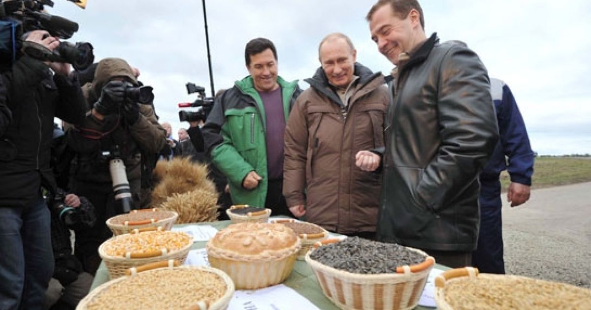 Путін і Медведєв на комбайнах зібрали по 6 тонн урожаю / © Сайт глави уряду Росії