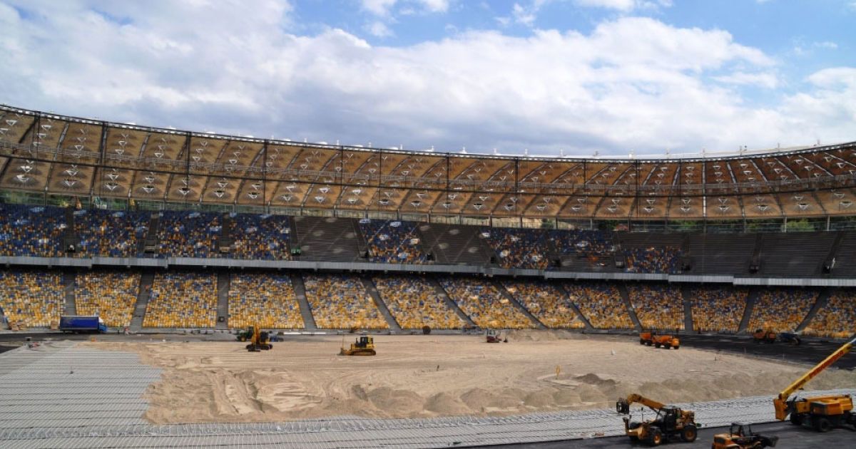 В Києві активно завершують реконструкцію НСК "Олімпійський": закінчують монтаж глядацьких сидінь та мембранного покриття. / © nsc-olymp.com