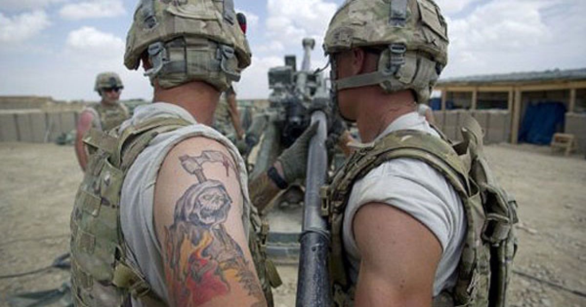 Афганістан, Кушамонд. Американські солдати перевіряють 155 мм артилерійську установку на передовій базі у Кушамонді. / © AFP