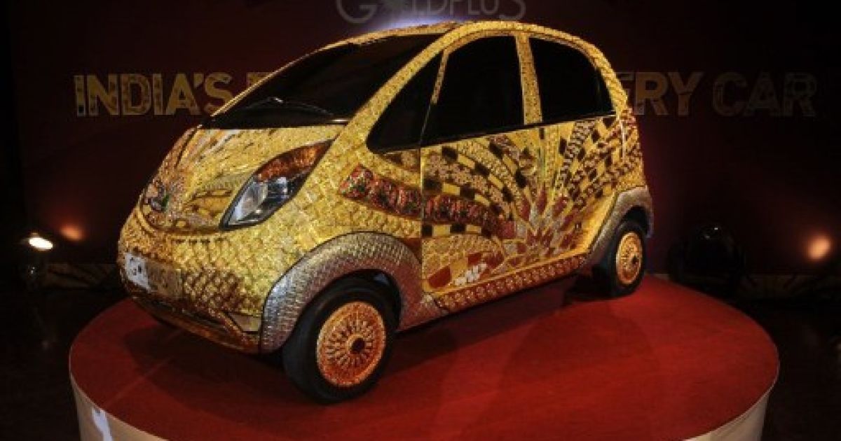 Перший у світі золотий автомобіль Tata Nano, прикрашений дорогоцінним камінням, представили в Мумбаї / © AFP