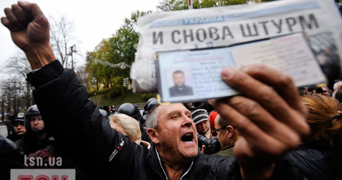 Близько 700 представників чорнобильських організацій провели акцію протесту під стінами Кабміну.