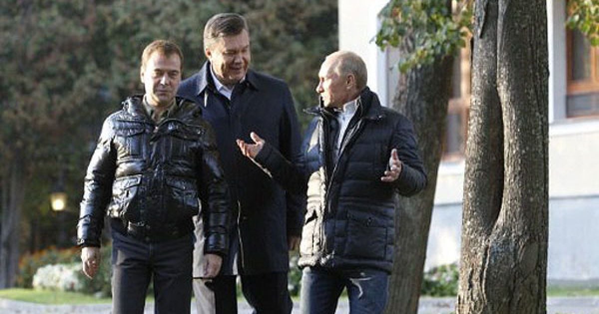 Після переговорів у приміщенні лідери країн зробили коротку прогулянку парком / © AFP