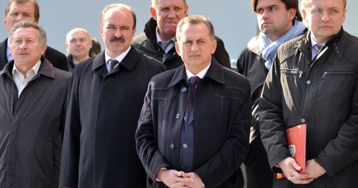У Львові президента супроводжували віце-прем&#039;єр-міністр України &ndash; міністр інфраструктури України Борис Колесніков, директор Місцевого організаційного комітету "Євро-2012 Україна" Маркіян Лубківський, голова Державної служби молоді та спорту України Равіль Сафіуллін. / © ZAXID.NET