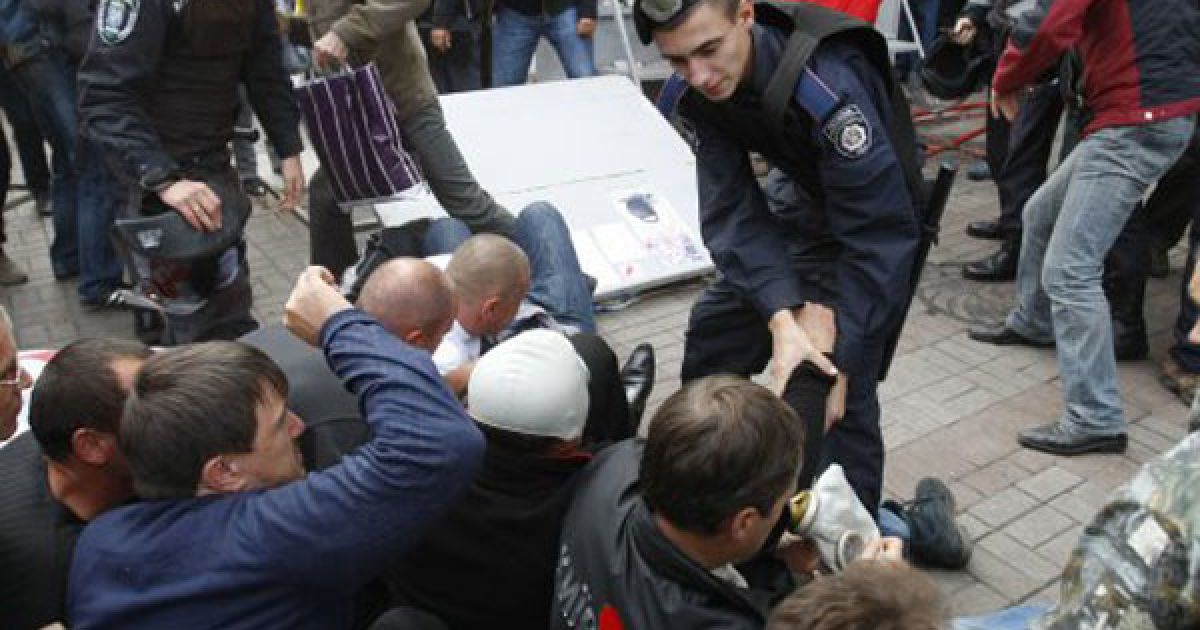 Під Печерським судом прихильники Тимошенко спробували заблокувати виїзд автозаку з нею. / © УНІАН