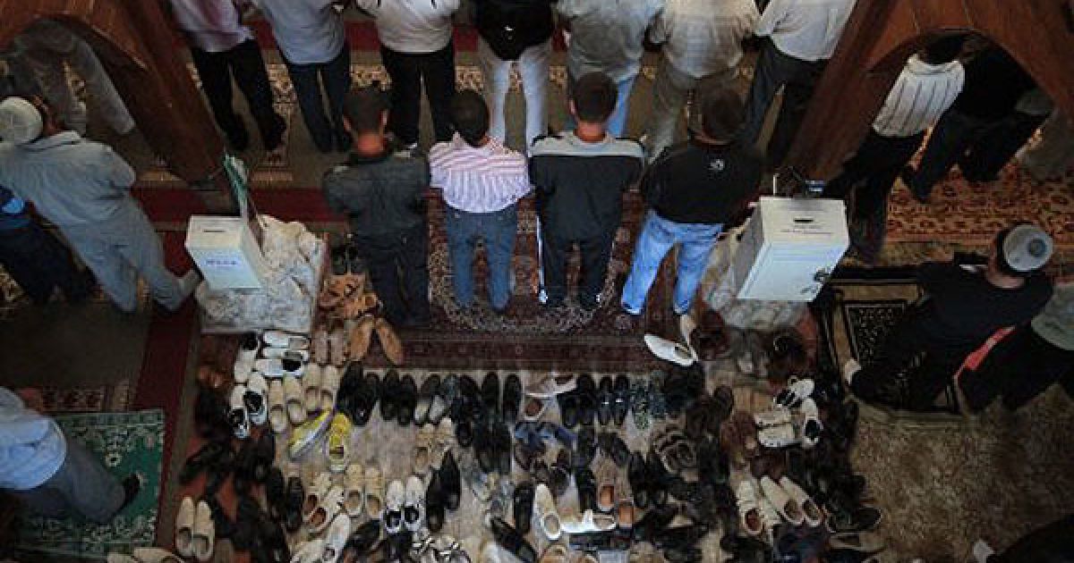 Мусульмани здійснили урочистий намаз з нагоди святкування ісламського свята Ураза-Байрам, що відзначають на честь закінчення місяця Рамадан. / © УНІАН