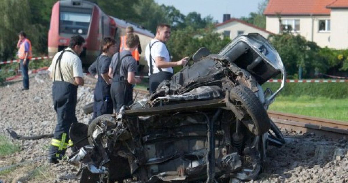 У Німеччині на залізничному переїзді потяг врізався в легковик, який залишився на шляхах після ДТП. / © AFP