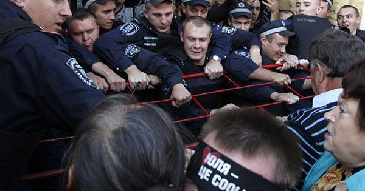 Перед Печерським судом в Києві сталася бійка між міліцією та прихильниками Юлії Тимошенко, які спробували штурмувати двір суду. / © УНІАН