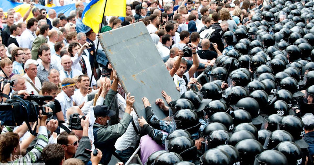 На вулиці Володимирській опозиціонери прорвали перше оточення міліції, але зупинилися перед другим кордоном