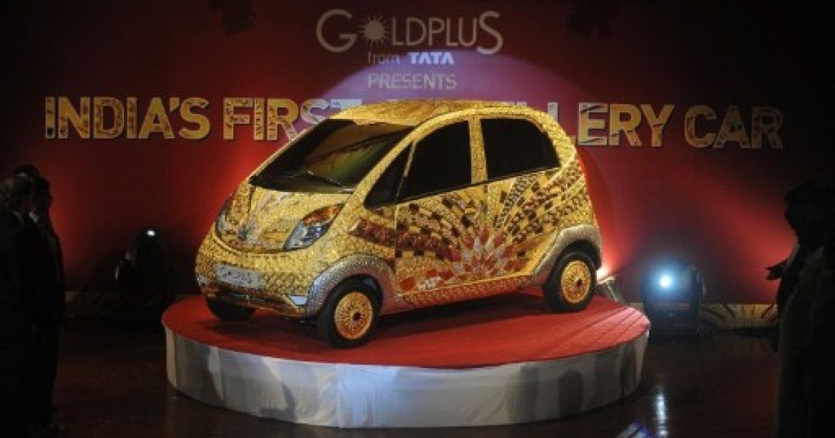 Перший у світі золотий автомобіль Tata Nano, прикрашений дорогоцінним камінням, представили в Мумбаї / © AFP