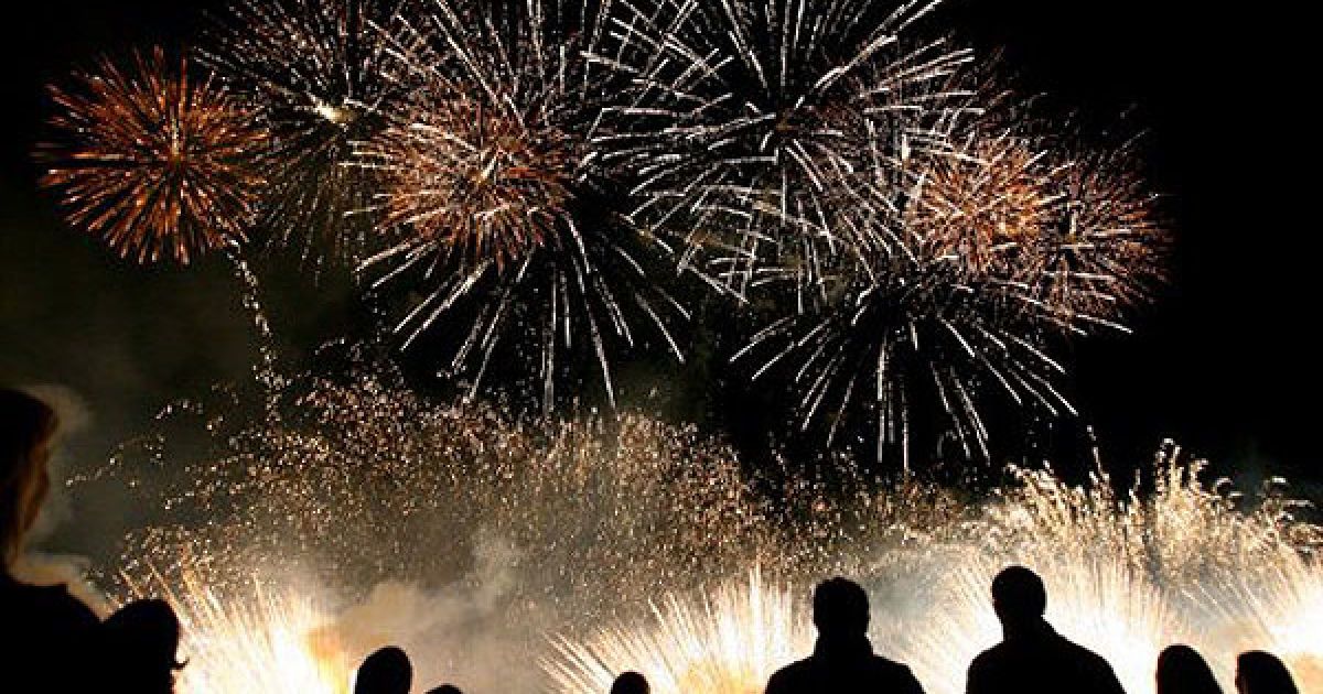 Литва, Вільнюс. Люди дивляться феєрверк під час проведення 3-го міжнародного фестивалю феєрверків у Вільнюсі. / © AFP