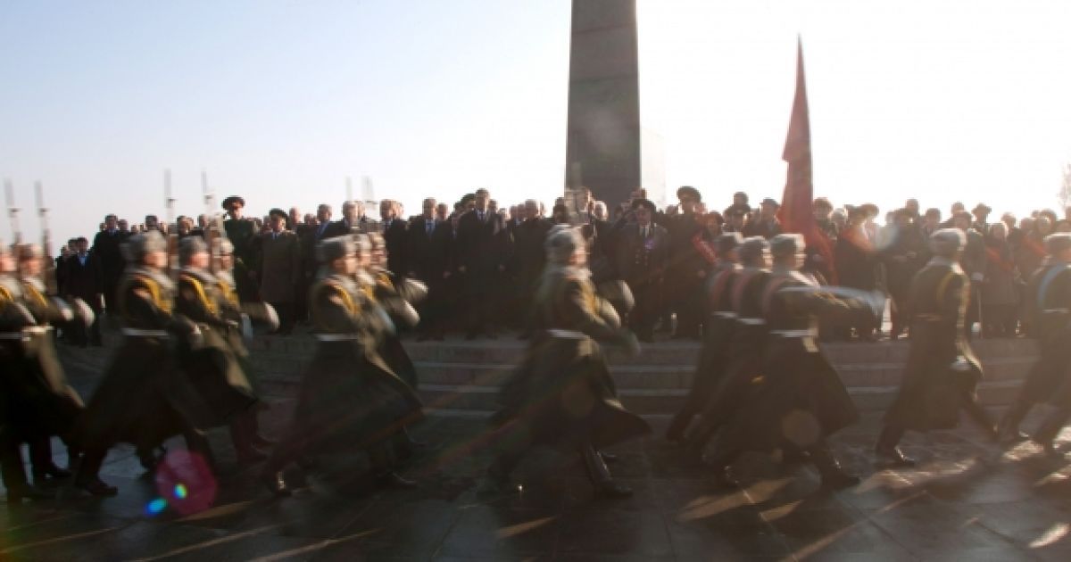 Воїни Почесної варти вшанували пам&#039;ять загиблих залпами з особистої зброї та урочистим маршем. / © President.gov.ua