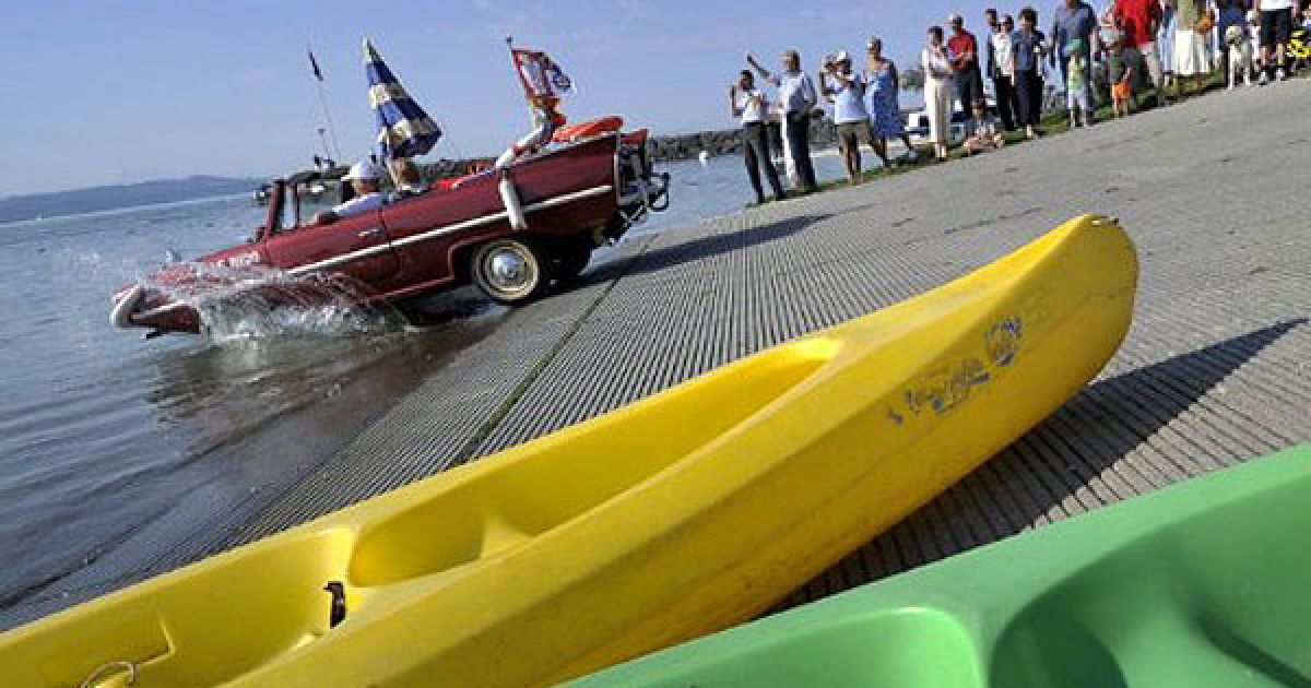 26-ий зліт власників автомобілів-амфібій на озері Невшатель у Швейцарії / © AFP