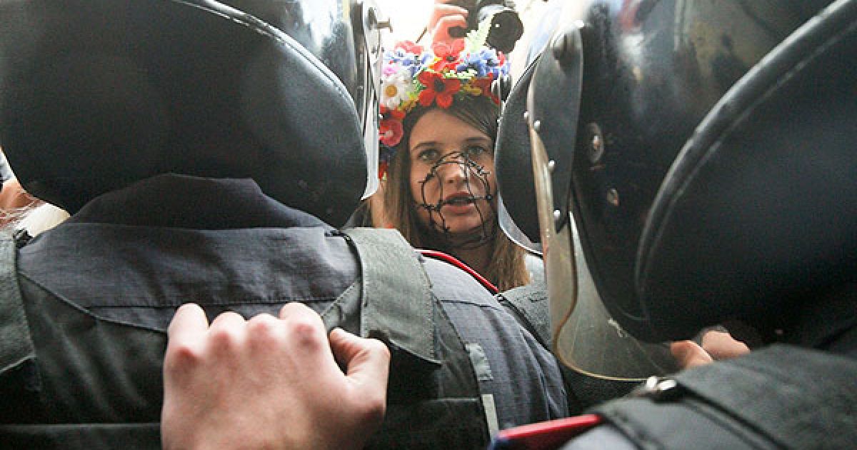 Акція FEMEN "Кусючі цицьки" перед Печерським судом в Києві / © Жіночий рух FEMEN