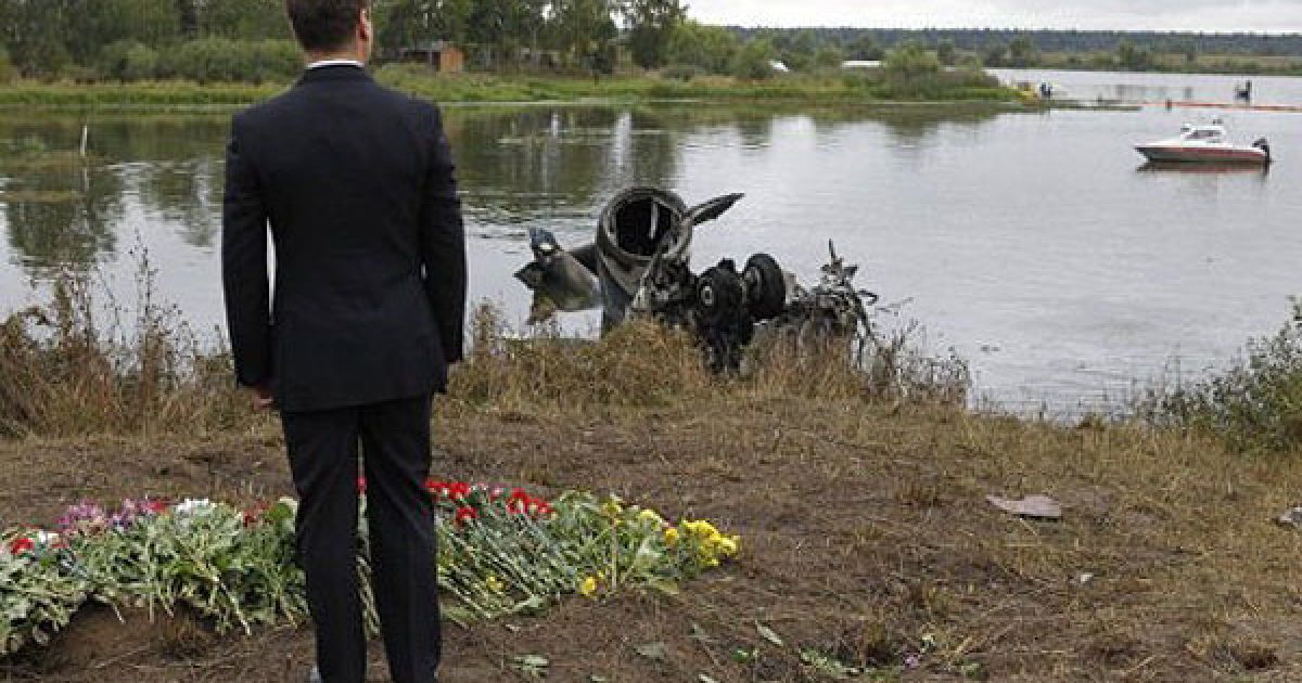 На місце падіння літака прибув президент РФ Дмитро Мєдвєдєв, який вшанував память гравців ХК "Локомотив" та поклав квіти. / © AFP