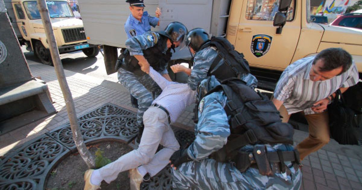 "Беркут" затримав учасників сутичкі, що виникла після демонтажу палаток пікетувальників перед будівлею Печерського суду в Києві. / © Украинское Фото