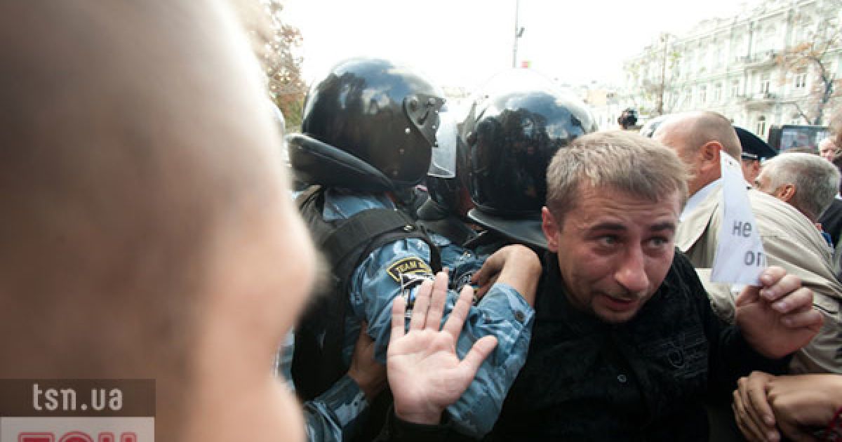 Спецназ силою не дав прихильникам Тимошенко встановити намети навпроти Печерського суду на Хрещатику.