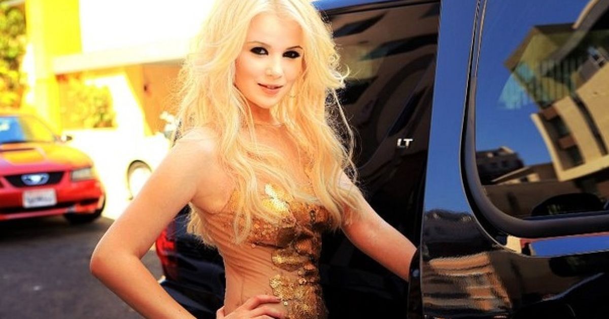 На церемонію MTV Video Music Awards у Лос-Анджелесі Міка Ньютон прийшла у дизайнерському взутті вартістю близько 10 000 доларів. / © vkontakte.ru/mikanewton_official_fan_page