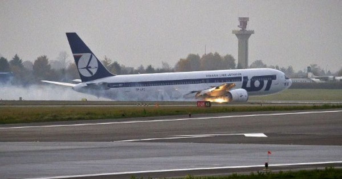Літак польської авіакомпанії LOT "Boeing-767" здійснив аварійну посадку без шасі в аеропорту Варшави