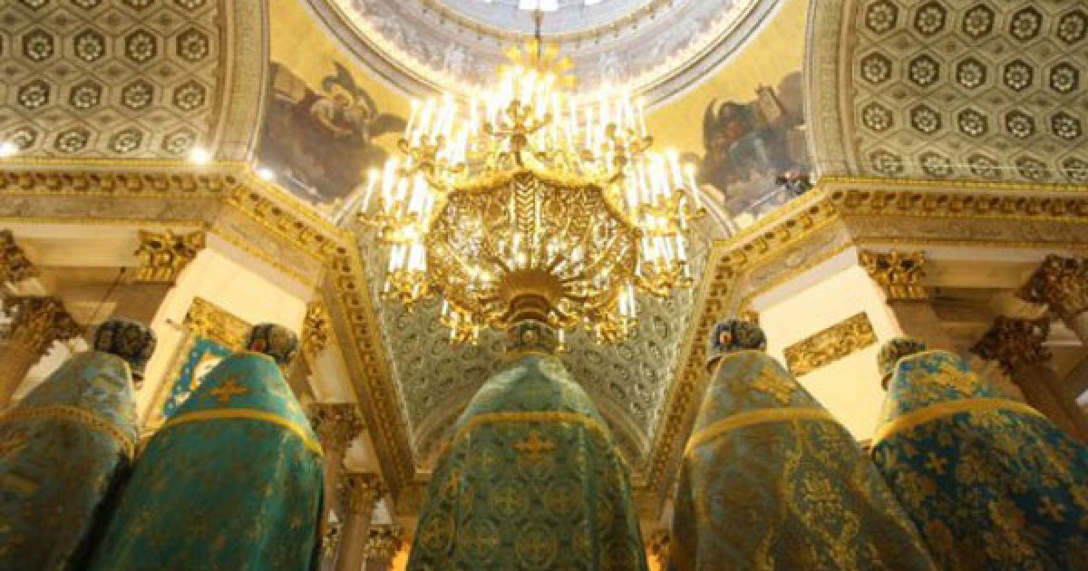 Росія, Санкт-Петербург. Російські православні священики проводять у Казанському соборі в Санкт-Петербурзі службу на честь 200-річчя собору, побудованого за проектом архітектора Андрія Воронихина. / © AFP