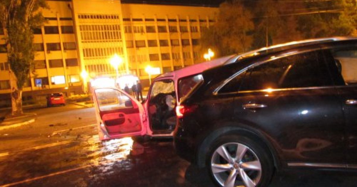 В Маріуполі автомобіль Infiniti, за кермом якого знаходився футболіст ФК "Іллічівець" Філіп Будковський, врізався в дерево / © УНІАН