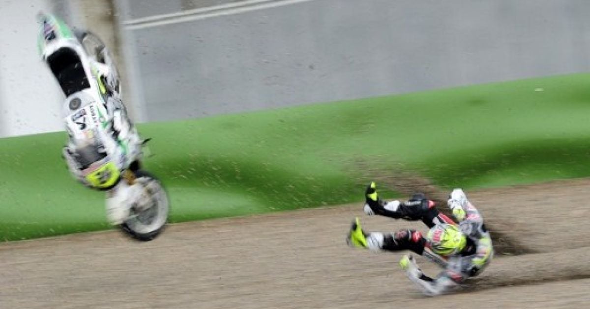 Іспанія. Іспанський гонщик Honda MotoGP Тоні Еліас впав під час гонки MotoGP на трасі Рікардо Тормо поблизу Валенсії. / © AFP