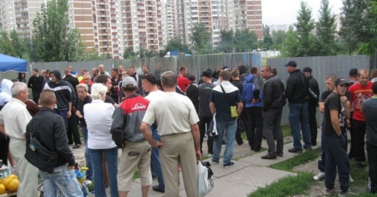 У київському мікрорайоні Троєщина під час акції проти незаконоої забудови на учасників зібрання напали охоронці з будмайданчику.