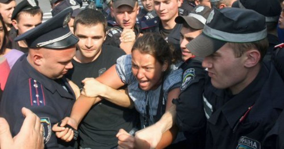 Бійці "Беркута" пакували студентів у автозаки в центрі Києва