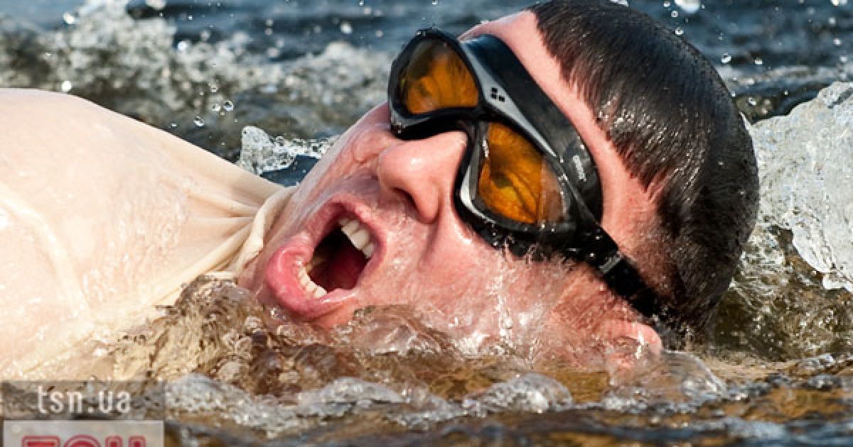 Лідер ВО "Свобода" Олег Тягнибок здійснив заплив через Дніпро на честь 20-ї річниці Незалежності України.
