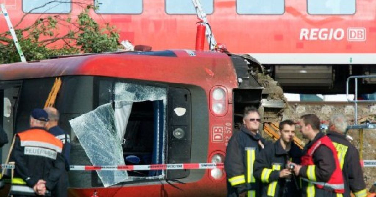 У Німеччині на залізничному переїзді потяг врізався в легковик, який залишився на шляхах після ДТП. / © AFP