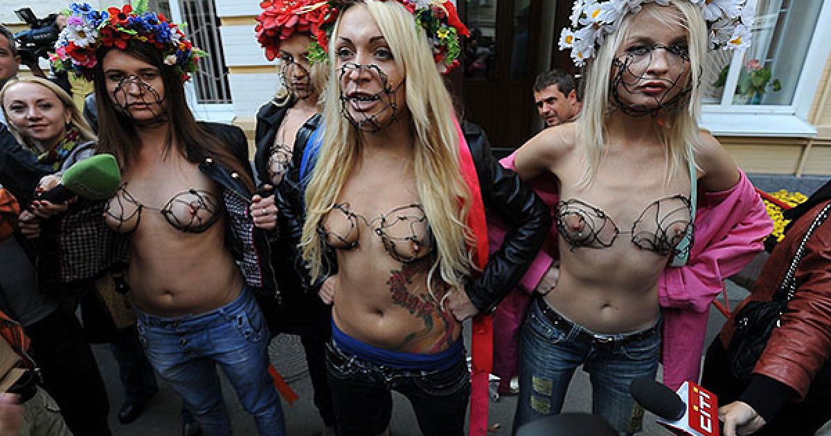 Акція FEMEN "Кусючі цицьки" перед Печерським судом в Києві / © Жіночий рух FEMEN