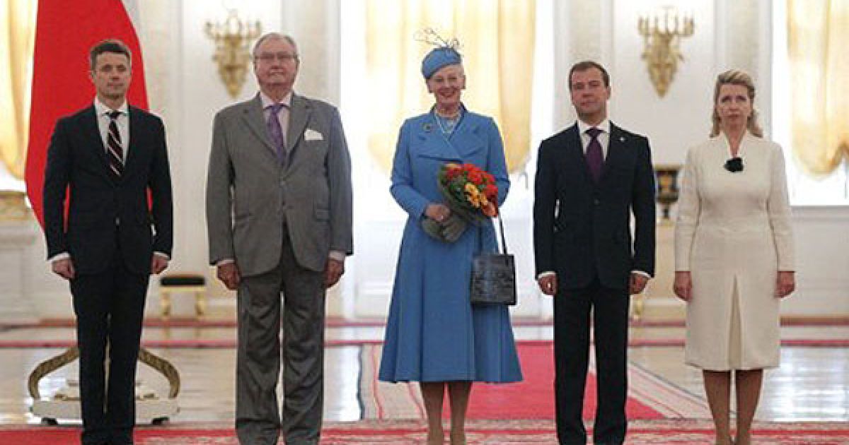 Росія, Москва. Наслідний принц Данії Фредерік, принц Хенрік, королева Данії Маргріт II, президент Росії Дмитром Мєдвєдєв і його дружина Світлана слухають гімн під час урочистої церемонії зустрічі в Кремлі. Королева Данії прибула в Росію з державним візитом. / © AFP