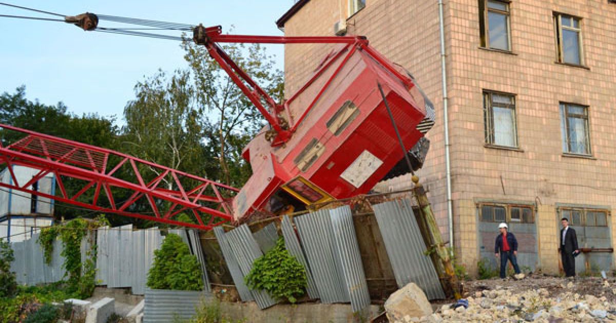 На дах будинку в центрі Києва впав будівельний кран / © Київські новини