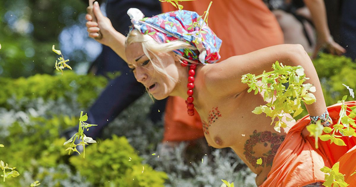 На День Незалежності жіночий рух FEMEN провів в центрі Києва топлес-акцію "День залежності"