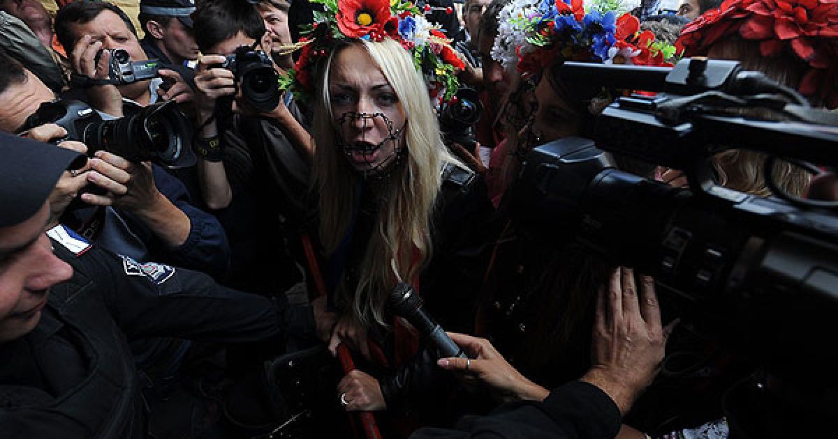 Акція FEMEN "Кусючі цицьки" перед Печерським судом в Києві / © Жіночий рух FEMEN
