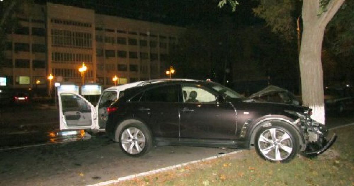 В Маріуполі автомобіль Infiniti, за кермом якого знаходився футболіст ФК "Іллічівець" Філіп Будковський, врізався в дерево / © УНІАН