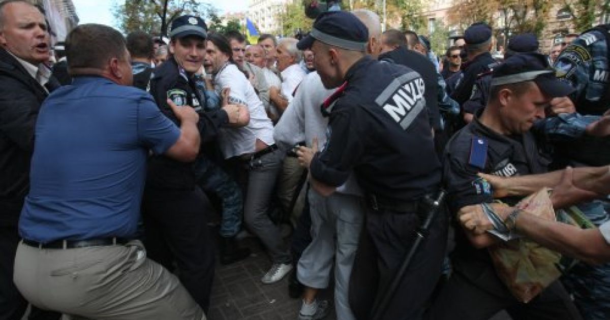 Під Печерським судом між прихильниками Тимошенко та беркутівцями виникла бійка / © УНІАН