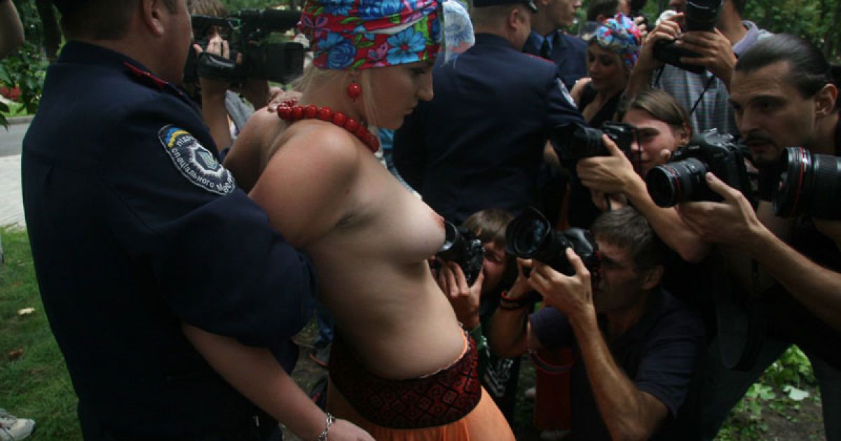 На День Незалежності жіночий рух FEMEN провів в центрі Києва топлес-акцію "День залежності" / © Жіночий рух FEMEN