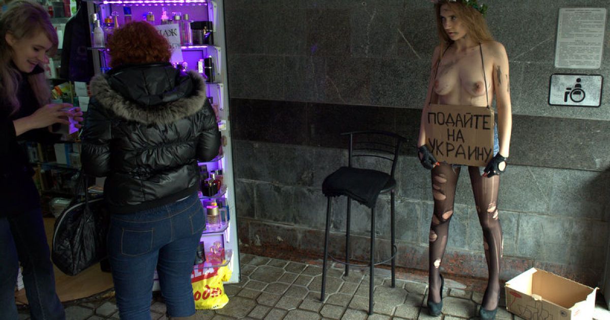 Жіночий рух FEMEN провів топлес-акцію "З миру по крихті - свобода Тимосі!" / © Жіночий рух FEMEN