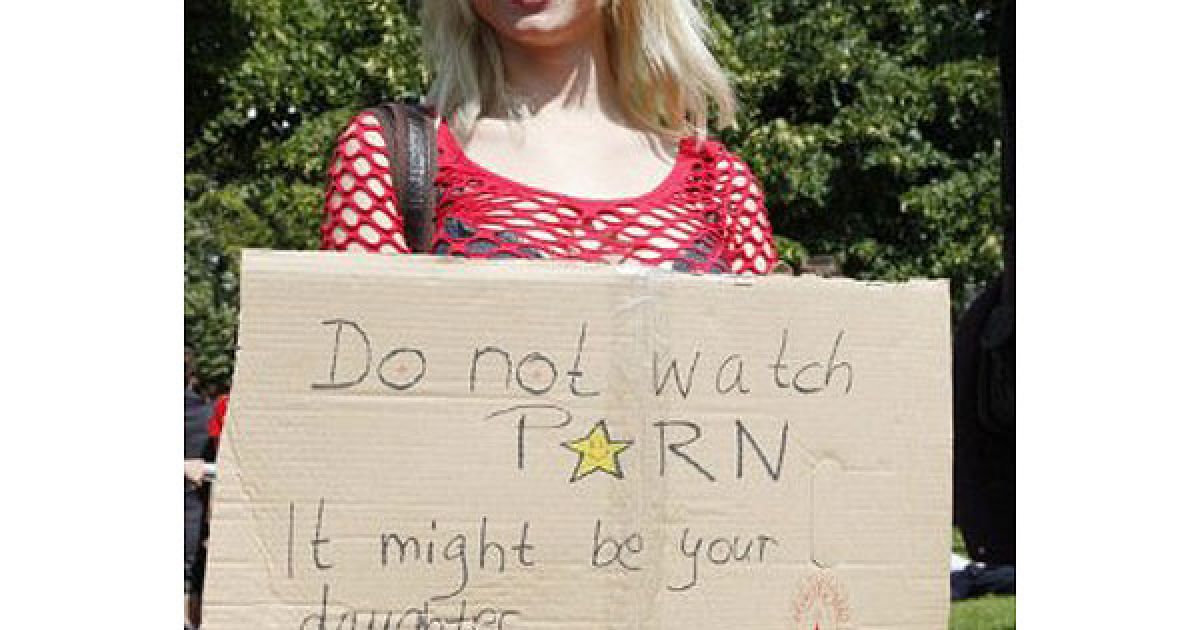 В Берліні (Німеччина) провели акцію протесту "Марш повій" ("Slutwalk"), під час якої десятки оголених жінок виступили проти сексуального насильства. / © AFP