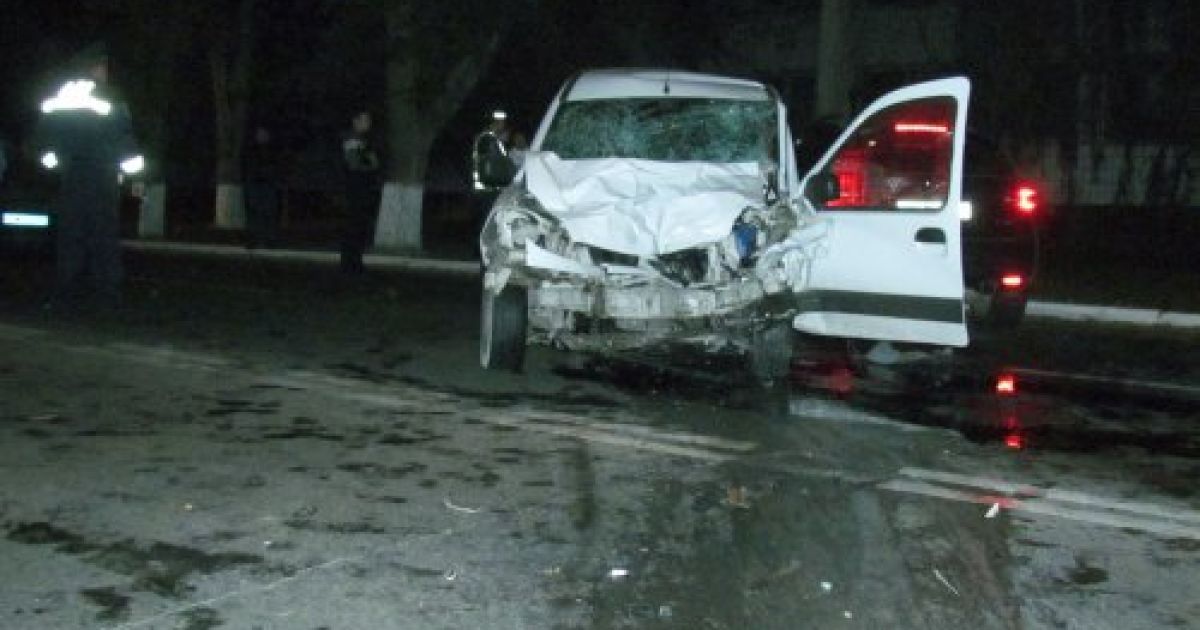 В Маріуполі автомобіль Infiniti, за кермом якого знаходився футболіст ФК "Іллічівець" Філіп Будковський, врізався в дерево / © УНІАН