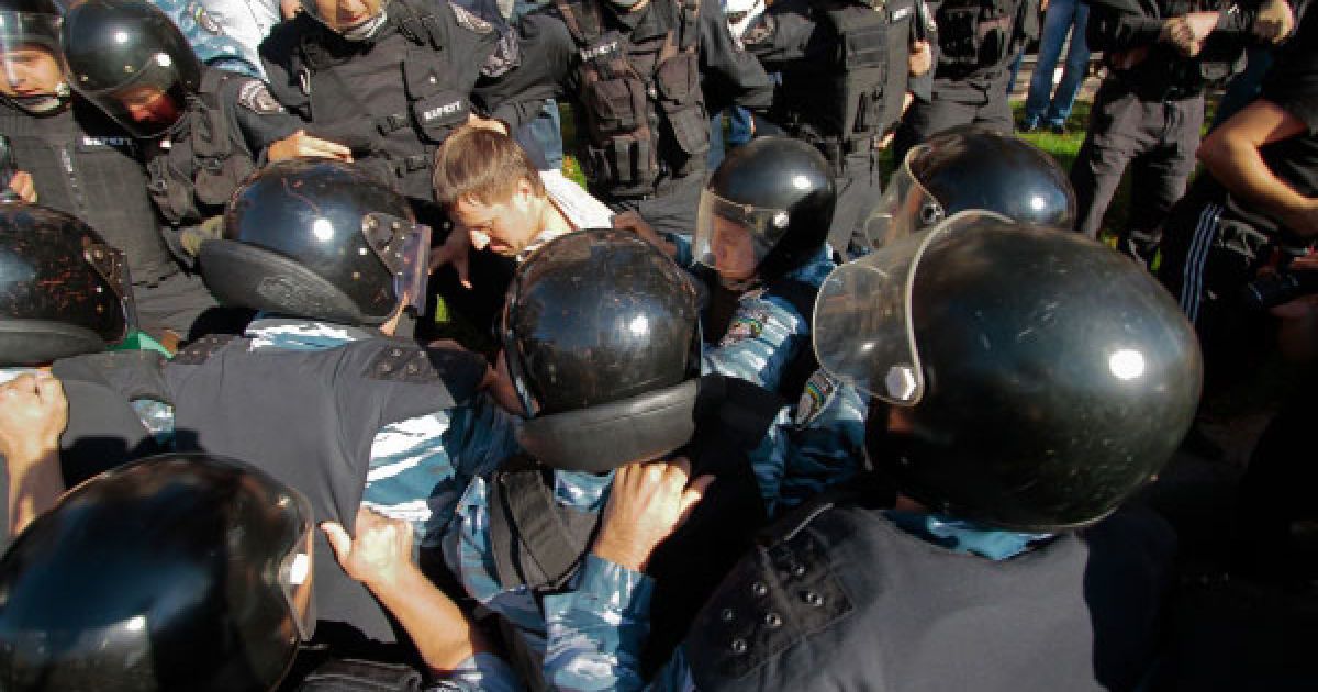 "Беркут" затримав учасників сутичкі, що виникла після демонтажу палаток пікетувальників перед будівлею Печерського суду в Києві. / © Украинское Фото