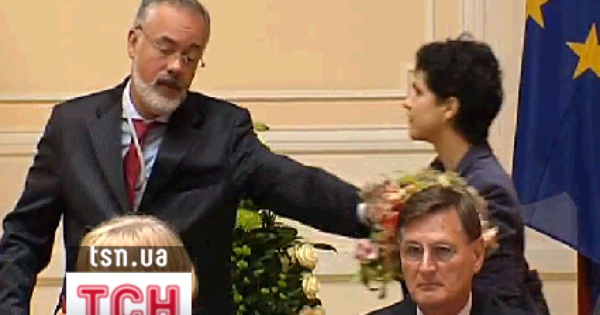 Студентка Києво-Могилянської академії Дарина Степаненко під час спланованої акції проти Дмитра Табачника, вліпила міністрові освіти ляпаса букетом хризантем.